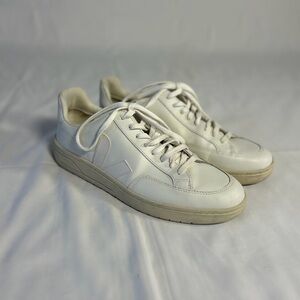 Vera V-12 sneakers, size 45.